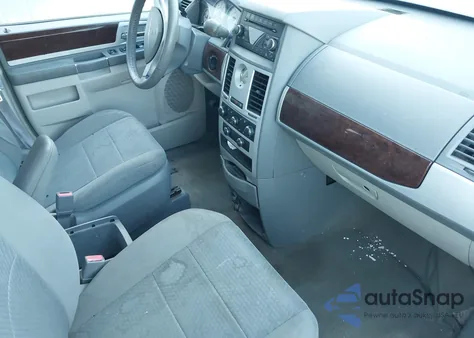 2010 Chrysler Town & Country Touring z USA, uszkodzony, nr VIN 2A4RR5D15AR285163